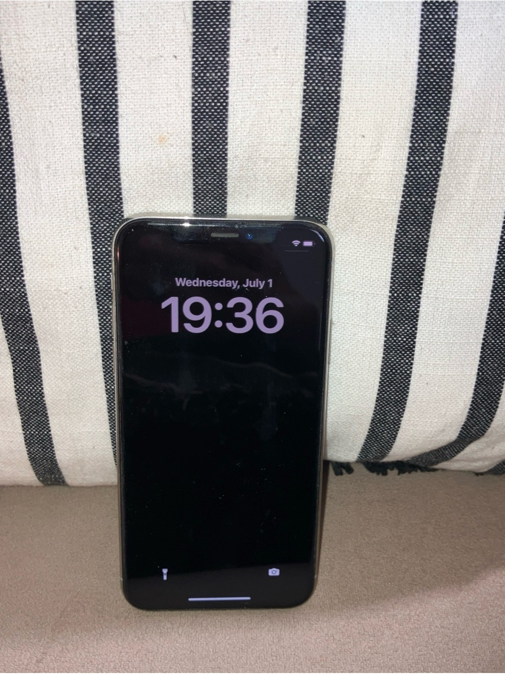 Apple iPhone X 64 GB Xfinity Comcast EUC